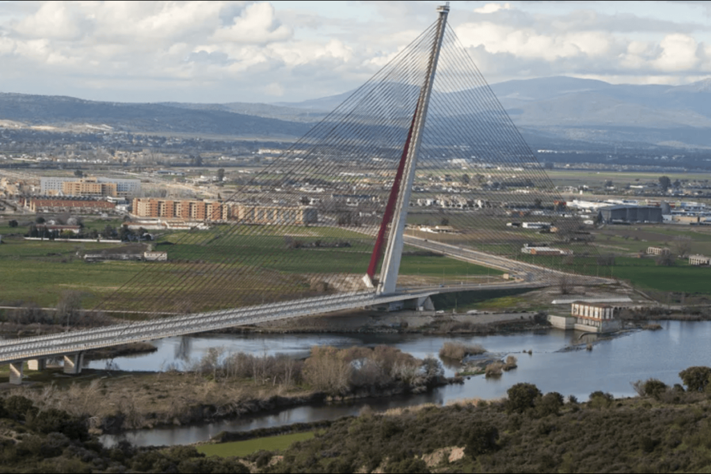 A 26-year-old English content creator died after falling from the Castilla-La Mancha bridge in Spain while filming a social media post. Photo: Getty